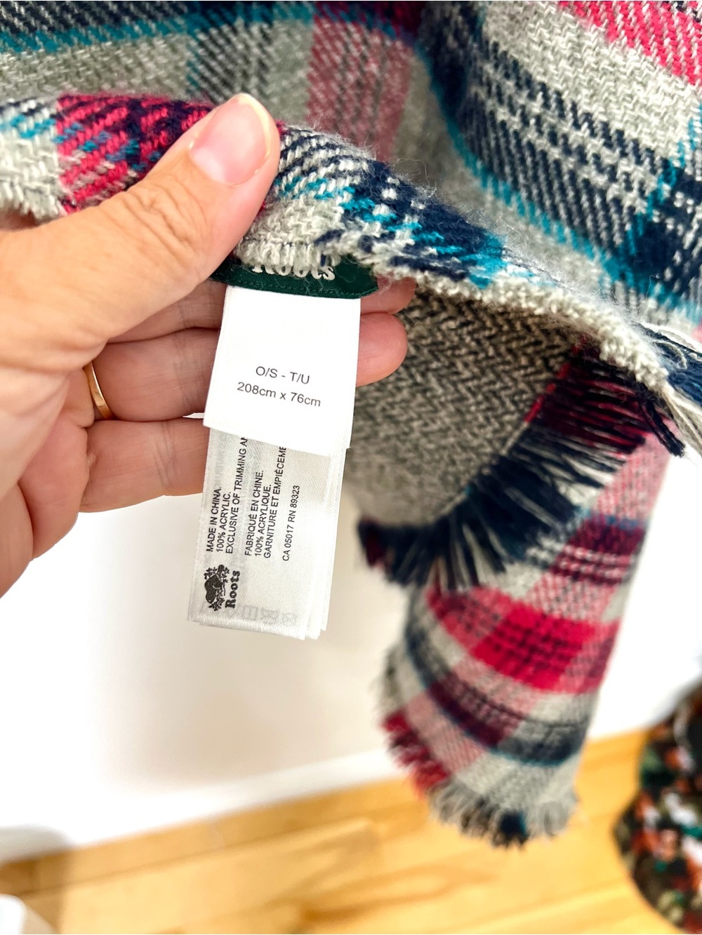 ROOTS Beautiful cozy plaid scarf/shawl - Picture 7 of 7